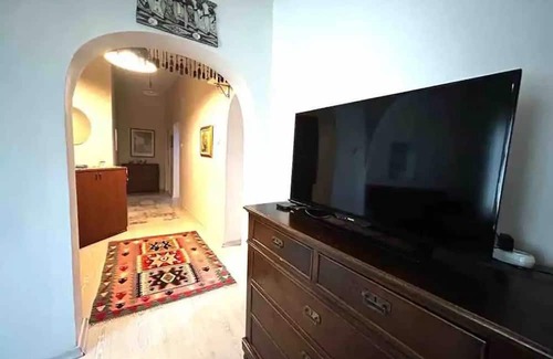 Rasimpasa House | Stylish 2-Bedroom House in Historic Building, Family-Friendly
