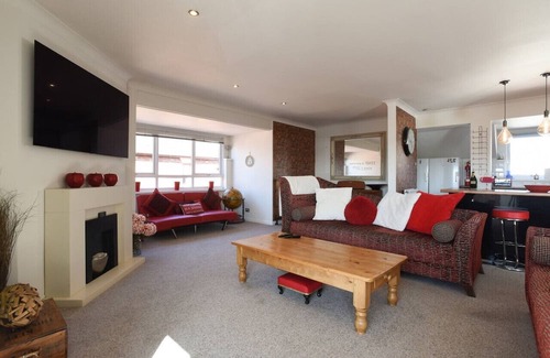 Southsea Apartment | *New* Spacious 3BR Apt w/ Balcony & FREE Parking!
