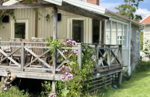 Varmdo Cottage | Cozy Summer House by the Lake on Djurö for Families