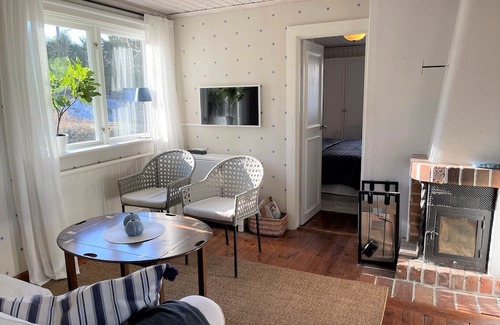Varmdo Cottage | Cozy Summer House by the Lake on Djurö for Families