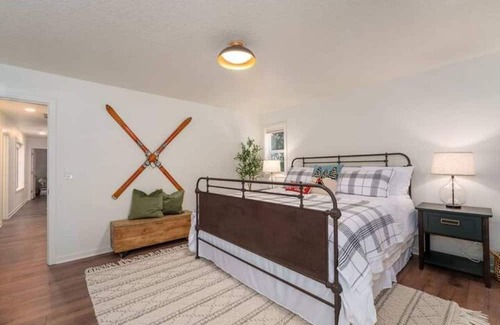 Welches House | Cozy Family Mountain Retreat with Sauna, Pool & Game Room
