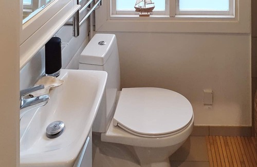 Amtoft House | Cozy Holiday Home for 5 with Oceanfront Views in Vesløs