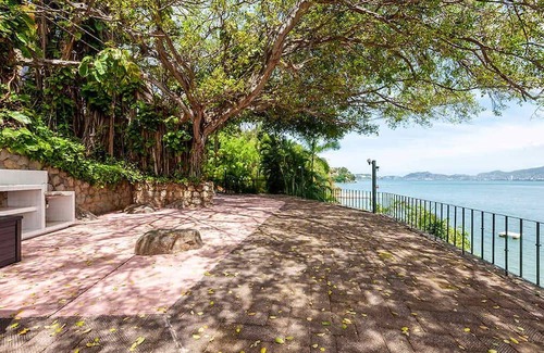 Playa Guitarron House | Relaxing Beach House Retreat with Spa & Family-Friendly Amenities