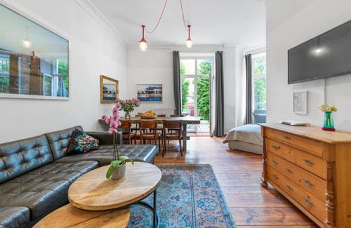 Friedrichshain Apartment | Comfortable Stay for Up to 9 Guests Near Attractions