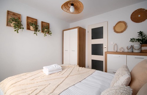 Jelenia Gora Apartment | Cozy Pod Trzynastką Apartment with Kitchen & Breakfast