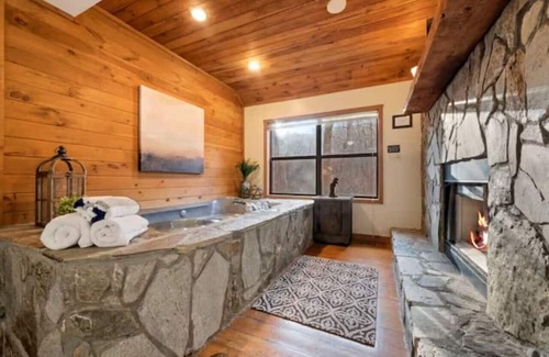 Blairsville Cabin | Cozy Cabin |Jacuzzi & Amazing Views-Fireplace-Elsa
