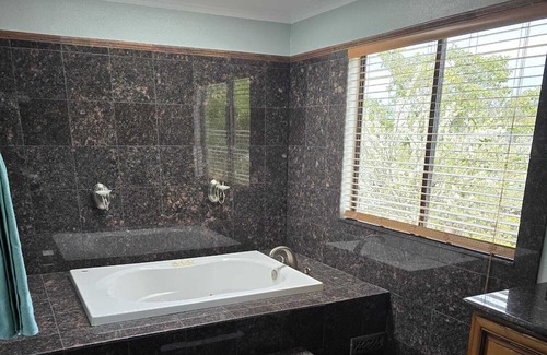 Union City House | Elegant Retreat for Families: Relaxation Awaits You