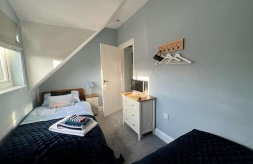 Bridgend Cabin | Orchard Lodge - Coastal Retreat with Private Garden & Breakfast