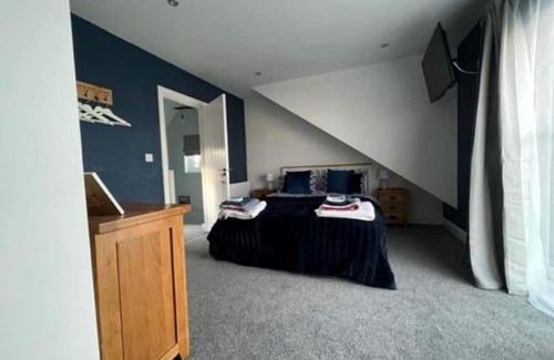 Bridgend Cabin | Orchard Lodge - Coastal Retreat with Private Garden & Breakfast