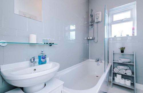Dukinfield House | Pet-Friendly Entire House in Greater Manchester Awaits You