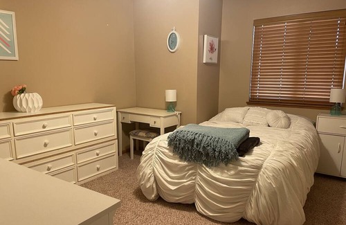 Oakdale Condo | Cheerful 3 bedroom townhouse with fireplace, deck