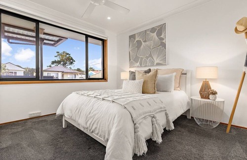 Valentine House | Relax at The Boat House with Private Jetty & Pool Access