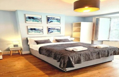 Mile End Apartment | Modern Evo Mile: 2 Bedroom Flat, Steps from Mile End Station