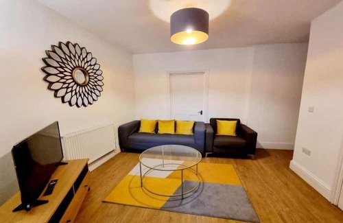Mile End Apartment | Modern Evo Mile: 2 Bedroom Flat, Steps from Mile End Station