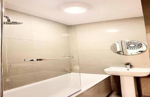 Mile End Apartment | Modern Evo Mile: 2 Bedroom Flat, Steps from Mile End Station