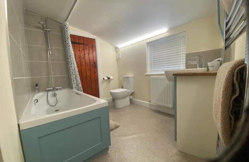Beccles House | Modern Cottage Retreat in Historic Market Town, Pet Friendly