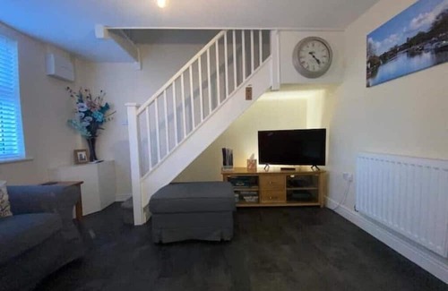 Beccles House | Modern Cottage Retreat in Historic Market Town, Pet Friendly