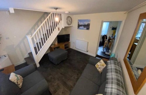 Beccles House | Modern Cottage Retreat in Historic Market Town, Pet Friendly