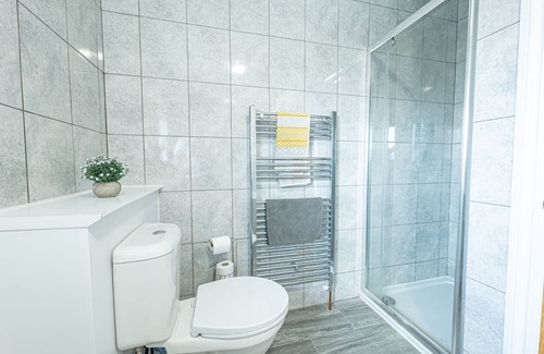 St Mary's Bay Apartment | Seaside Escape: Family-Friendly 4BR Beach House in Dymchurch