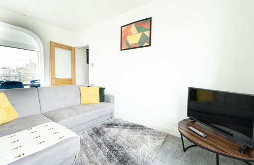 St Mary's Bay Apartment | Seaside Escape: Family-Friendly 4BR Beach House in Dymchurch