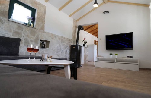 Vrgorac Villa | Tranquil Willa Near Makarska with Heated Pool & Family Friendly