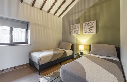 South Norwood Cottage | Cozy Swan Lodge - Ideal for Families with Kitchen Amenities
