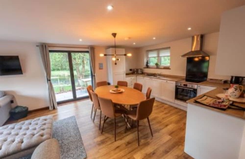 Llanrwst Cottage | Riverview Cottage: Perfect Family Getaway with Kitchen Access