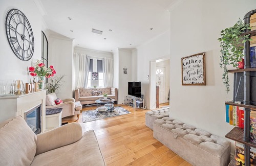 Oxshott House | Pass The Keys - Oxshott Stationside Cottage - Dogs Welcome !
