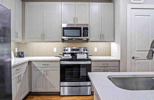 Fort Worth Apartment | Modern Escape: King Bedroom with Pool, Gym & Laundry