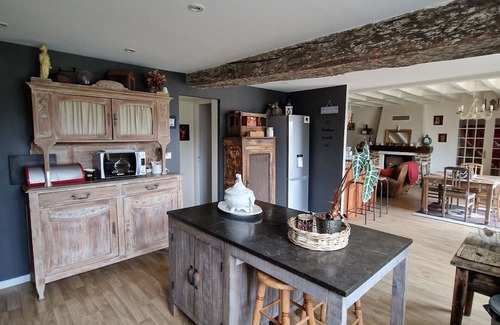 Roeze-sur-Sarthe House | Discover Le Bégonia: Family-Friendly Retreat with Hot Tub