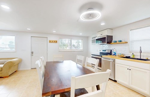 Truckland House | Relaxing Beachside Escape with Tropical Yard & Spa