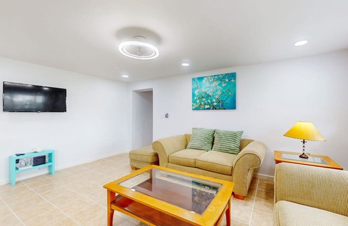 Truckland House | Relaxing Beachside Escape with Tropical Yard & Spa