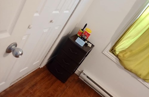 Dieppe House | Private (lockable) room in shared home 5min away from airport! Cat friendly.