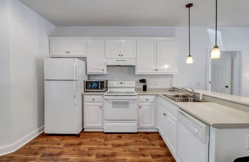 Statesboro Villa | Eagle's Refuge: Pet-Friendly Stay Near GSU Paulson Stadium