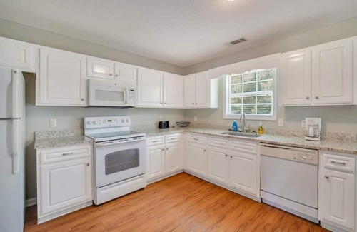 Statesboro House | Modern Gray Home - Perfect for Families Near GSU