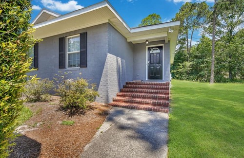 Statesboro House | Modern Gray Home - Perfect for Families Near GSU