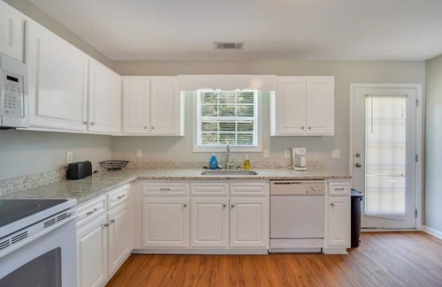 Statesboro House | Modern Gray Home - Perfect for Families Near GSU