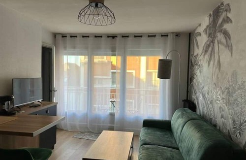Saint-Martin-du-Littoral Apartment | Seaside Apartment with Balcony and Family-Friendly Amenities