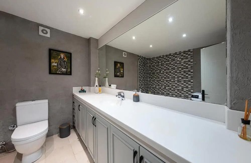 Cihangir Apartment | Cozy Secret Garden Apartment in City Center for Families