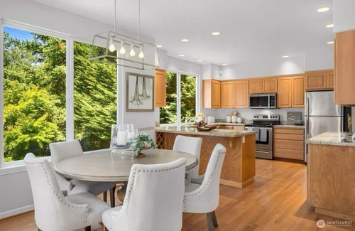 Lake Hills House | Beautiful home/Private/Luxury/Lake to lake trail