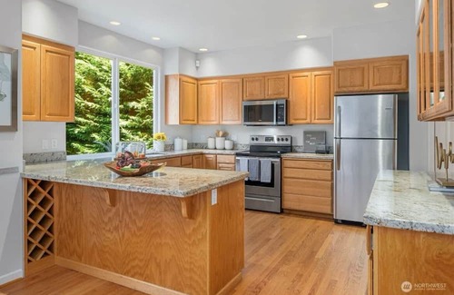 Lake Hills House | Beautiful home/Private/Luxury/Lake to lake trail