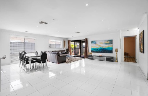 Truganina House | Cozy House @Truganina with WIFI & Relaxing Spa Amenities