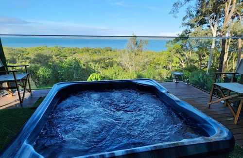 Brisbane Waterfront House | Elegant Waterfront Retreat on Macleay Island with Pool & Spa