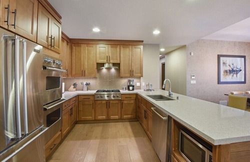 Truckee Villa | Luxury 2BD Residence at Northstar Lodge Steps to the Slopes