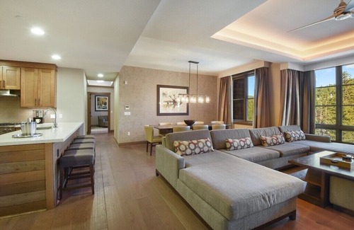 Truckee Villa | Luxury 2BD Residence at Northstar Lodge Steps to the Slopes