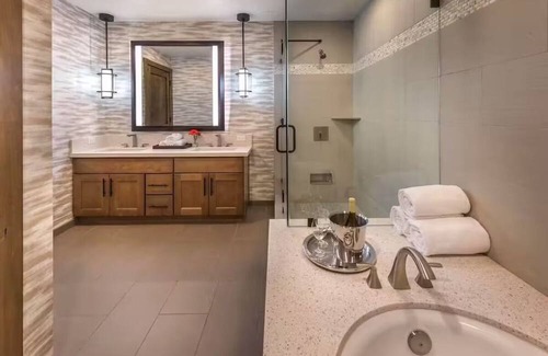 Truckee Villa | Luxury 2BD Residence at Northstar Lodge Steps to the Slopes