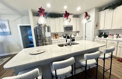 Suffolk House | Comfortable stay in quiet and safe neighborhood close to grocery store.