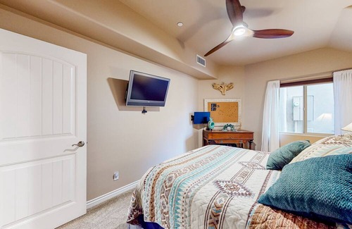 Cave Creek House | Chic townhome with mountain views, pool, & hot tub access - close to downtown