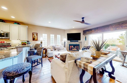 Cave Creek House | Chic townhome with mountain views, pool, & hot tub access - close to downtown