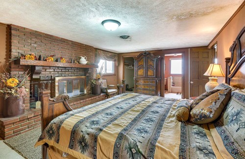 Hutchinson House | Hutchinson Home w/ Pond Access - 3 Mi to Town!